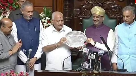 ইয়েদুরিয়াপ্পার হাতে পুরস্কার তুলে দিচ্ছেন ওম বিড়লা