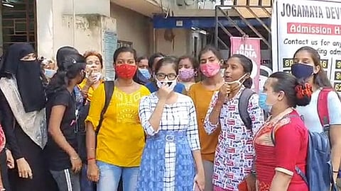 যোগমায়া দেবী কলেজের সামনে ছাত্রী বিক্ষোভ