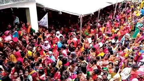 দুয়ারে সরকার শিবিরে লক্ষ্মীর ভান্ডার প্রকল্পের ফর্ম ফিলাপের জন্য মহিলাদের ভিড় (ফাইল ছবি)