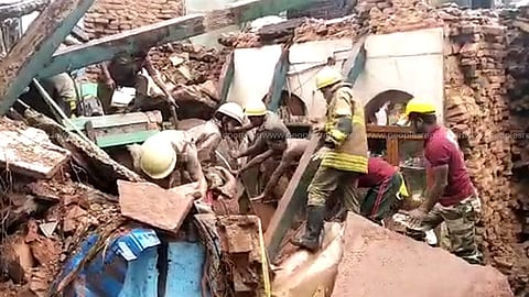 আহিরিটোলায় ভেঙে পড়া বাড়িতে চলছে উদ্ধারকাজ