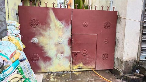 বিজেপি সাংসদের বাড়ির গেটে বোমা ছোঁড়ার অভিযোগ