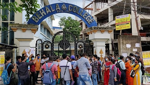 CU: ফি মকুবের দাবিতে প্রায় ৫ ঘণ্টা বেহালা কলেজের অধ্যক্ষাকে ঘেরাও করে রাখল পড়ুয়ারা