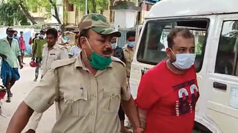 Gaighata: বিজেপির মণ্ডল সভাপতির বাড়িতে মধুচক্রের আসর, আপত্তিকর অবস্থায় গ্রেপ্তার ৩
