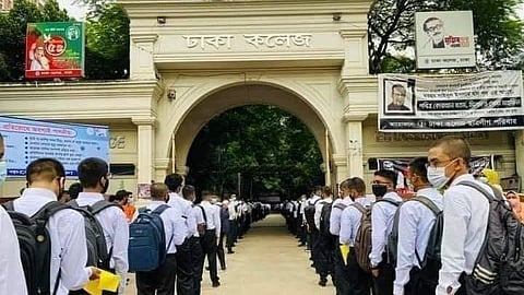 স্বাস্থ্যবিধি মেনে সারিবদ্ধ হয়ে ঢাকা কলেজে শিক্ষার্থীরা