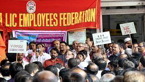 LIC: বেসরকারিকরণে কর্মী ছাঁটাইয়ের আশঙ্কা, আন্দোলনে নামার প্রস্তুতি নিচ্ছে কর্মীরা