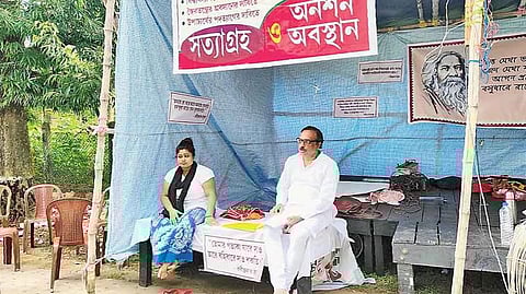 অনশন মঞ্চে পড়ুয়া ও শিক্ষক