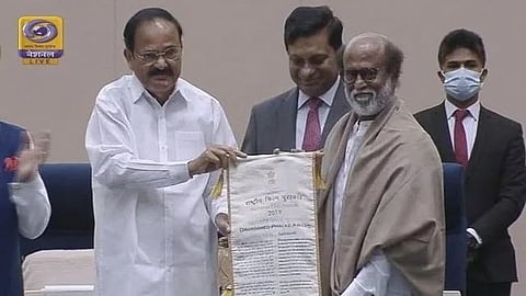 উপরাষ্ট্রপতি বেঙ্কাইয়া নাইডুর হাত থেকে দাদাসাহেব ফালকে পুরস্কার নিচ্ছেন রজনীকান্ত