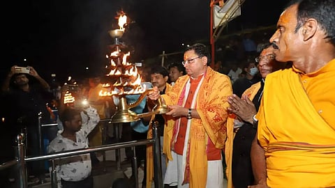 আরতি করছেন পুষ্কর সিং ধামি