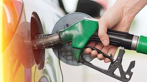 Petroleum Price Hike: কলকাতায় ১০০-র দোরগোড়ায় ডিজেল, দেশে টানা পঞ্চম দিন বাড়লো পেট্রোল ডিজেল