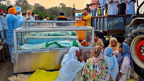 কফিনবন্দী কৃষকদের দেহ