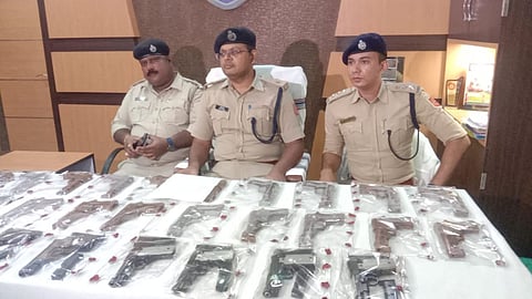 কুলটিতে বেআইনি অস্ত্র কারখানা থেকে উদ্ধার হওয়া অস্ত্র