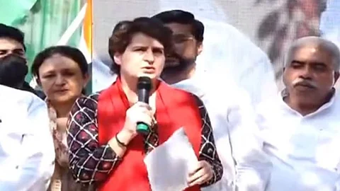 উত্তরপ্রদেশে প্রতিজ্ঞা যাত্রার সূচনায় প্রিয়াঙ্কা গান্ধী বঢরা