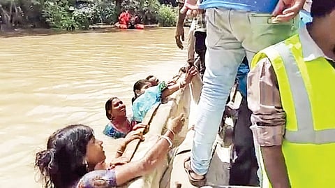 Ghatal: বন্যা দুর্গতদের হাহাকার দেখে দূর থেকে পালালেন নৌকো ভর্তি নেতা-মন্ত্রীরা