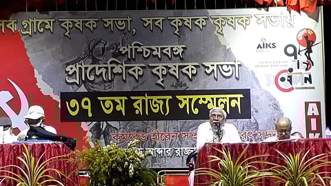 সম্মেলনে বক্তব্য রাখছেন হান্নান মোল্লা