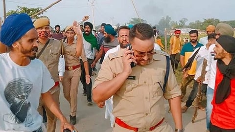 ৩ অক্টোবর কৃষকদের পিষে দেওয়ার পর বিক্ষোভকারীরা পুলিশের সাথে কথা বলার চেষ্টা করছেন