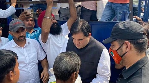 বন্যা কবলিত এলাকায় বিজেপি সাংসদ বরুণ গান্ধী