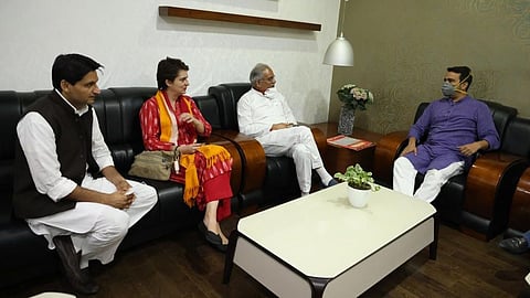 লখনউ বিমানবন্দরে আরএলডি (RLD) প্রধান জয়ন্ত চৌধুরীর ও প্রিয়াঙ্কা গান্ধী