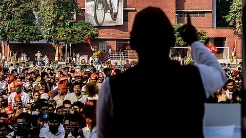 কর্মীদের সামনে বক্তব্য রাখছেন অখিলেশ যাদব