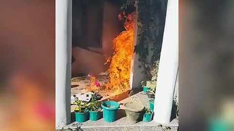 সালমান খুরশিদের বাড়িতে জ্বলছে আগুন