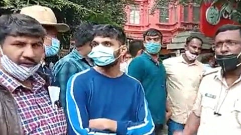 আদালতের সামনে শ্রীকি