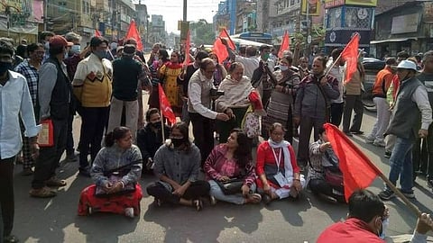 যাদবপুরে অবাধ বুথ দখল, ভোট লুটের প্রতিবাদে রাস্তা অবরোধে সিপিআই(এম) প্রার্থীরা