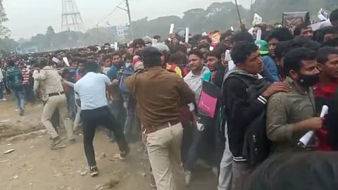 পুলিশের লাঠিচার্জ