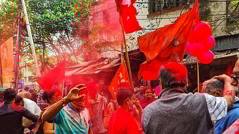 ৯২ নম্বর ওয়ার্ডে সিপিআইএম প্রার্থী মধুছন্দা দেবের জয়ে উচ্ছ্বাস দলীয় কর্মীদের