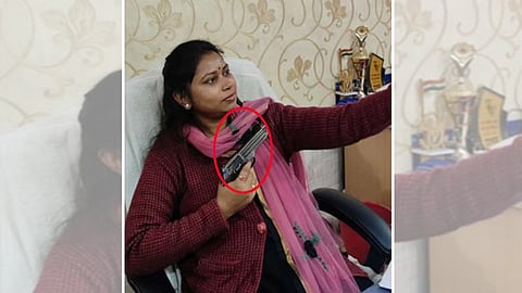 আগ্নেয়াস্ত্র হাতে তৃণমূলের পঞ্চায়েত সভাপতি