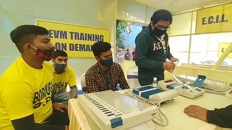 চলছে ইভিএম পরীক্ষা