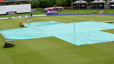 বৃষ্টির জন্য পরিত্যক্ত ঘোষণা দ্বিতীয় দিনের খেলা