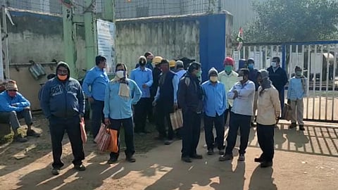 কারখানার গেটে শ্রমিকদের বিক্ষোভ