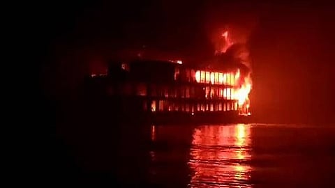 মাঝনদীতে জ্বলছে লঞ্চ