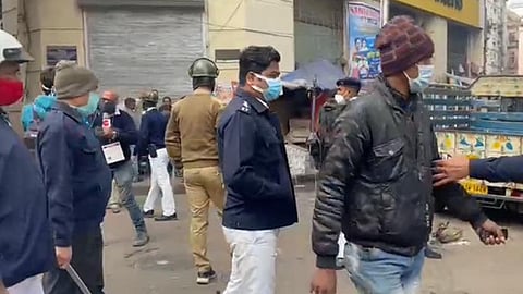 ৪৫ নম্বর ওয়ার্ডে দুই রাজনৈতিক দলের বচসা থামাতে ঘটনাস্থলে পুলিশ