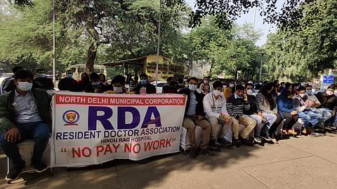 হিন্দু রাও হাসপাতালে বকেয়া বেতনের দাবিতে চিকিৎসক ধর্মঘট