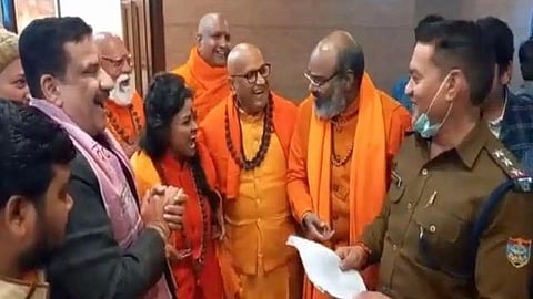 অভিযুক্ত নেতাদের সাথে হাসিঠাট্টায় মত্ত পুলিশ অফিসার