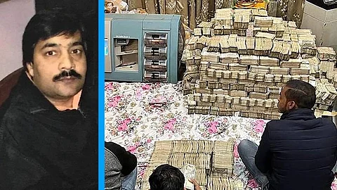 ব্যবসায়ী পীযূষ জৈন এবং তাঁর বাড়ি থেকে উদ্ধারীকৃত নগদ অর্থের একাংশ