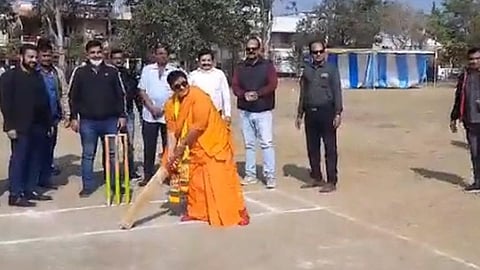 ক্রিকেট খেলছেন প্রজ্ঞা সিং ঠাকুর