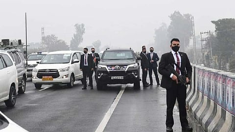 উড়ালপুলে আটকে প্রধানমন্ত্রীর গাড়ি