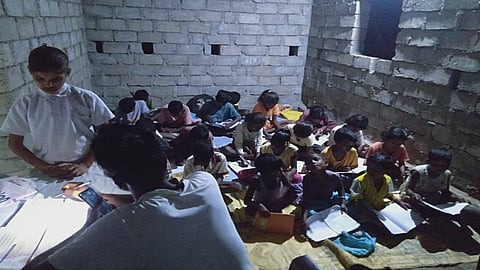 নৈশ স্কুল চলছে