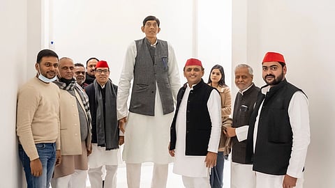 অখিলেশ যাদবের সাথে ধর্মেন্দ্র প্রতাপ সিং