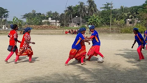 বল নিয়ে ছুটছেন মহিলারা