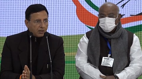 সাংবাদিক সম্মেলনে রণদীপ সিং সুরজেওয়ালা এবং মল্লিকার্জুন খাড়গে