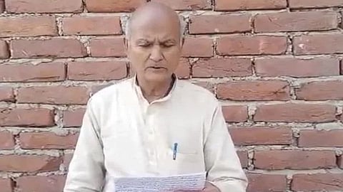 টিকা নেওয়ার তালিকা পড়ে শোনাচ্ছেন বৃদ্ধ