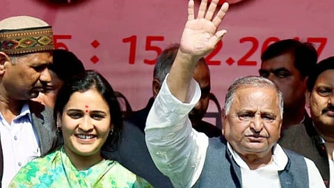 মুলায়ম সিং যাদব এবং পুত্রবধূ অপর্ণা যাদব