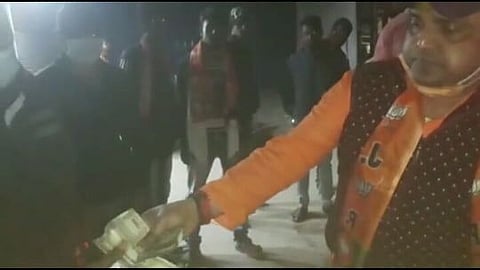 প্রচারে গিয়ে টাকা বিলি বিজেপি প্রার্থীর
