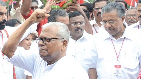 ভি এস অচ্যুতানন্দন (বামে), পিনারাই বিজয়ন ( ডানে)