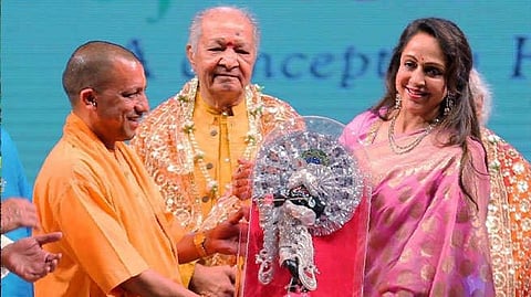 যোগী আদিত্যনাথের সাথে হেমা মালিনী