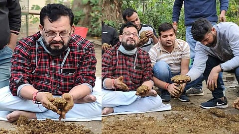 অধ্যাপক কৌশল মিশ্র ছাত্রদের গোবর কেক তৈরি শেখাচ্ছেন