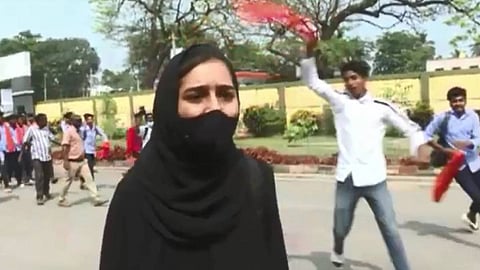 মুসকানকে ঘিরে 'জয় শ্রী রাম' ধ্বনি দিচ্ছে যুবকরা