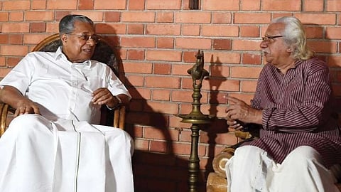 কেরলের মুখ্যমন্ত্রী পিনারাই বিজয়নের সাথে আদুর গোপালকৃষ্ণণ